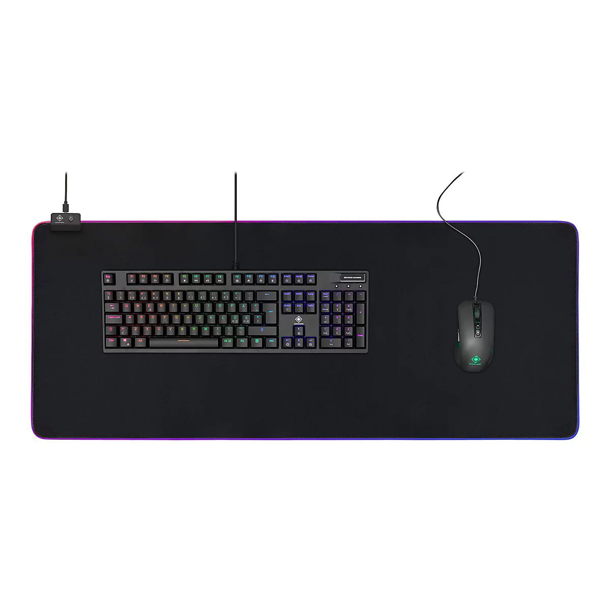 Schwarzes Gaming-Set mit Tastatur, Maus und Mauspad mit LED-Beleuchtung. Die Tastatur und Maus sind angeschlossen. Das Pad hat einen farbigen Rand.