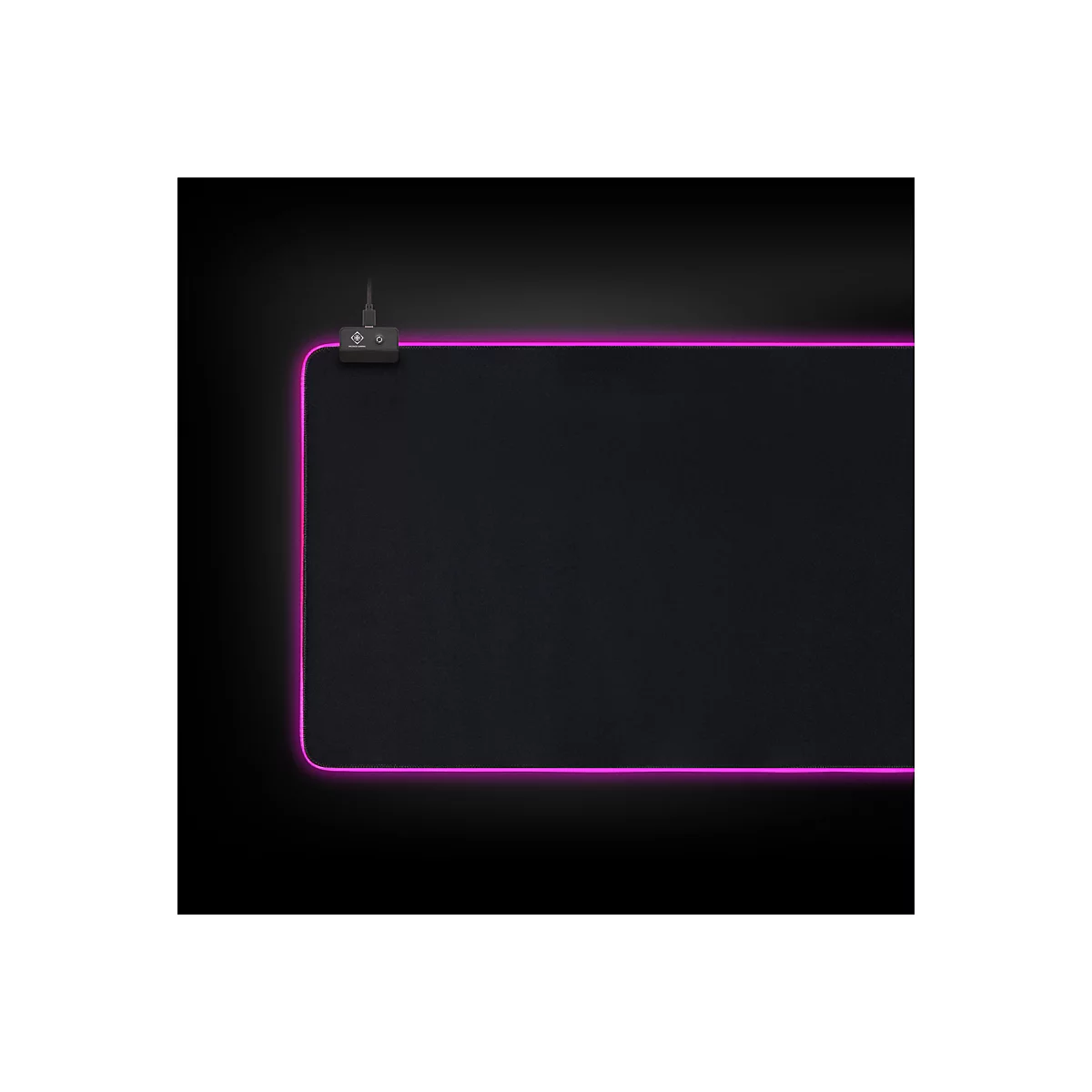 Schwarzes Gaming-Mauspad mit pinkfarbener LED-Beleuchtung am Rand. In der Ecke befindet sich eine schwarze Bedieneinheit mit Anschlüssen.