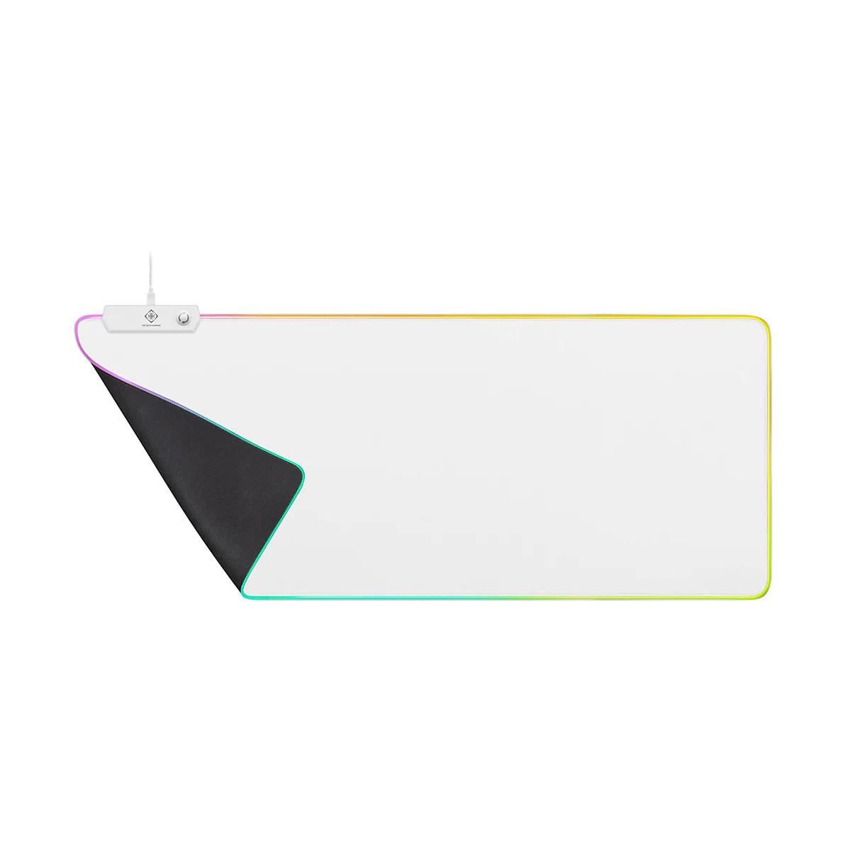 Weißes Gaming-Mauspad mit RGB-Beleuchtung und umgeschlagener Ecke vor weißem Hintergrund.