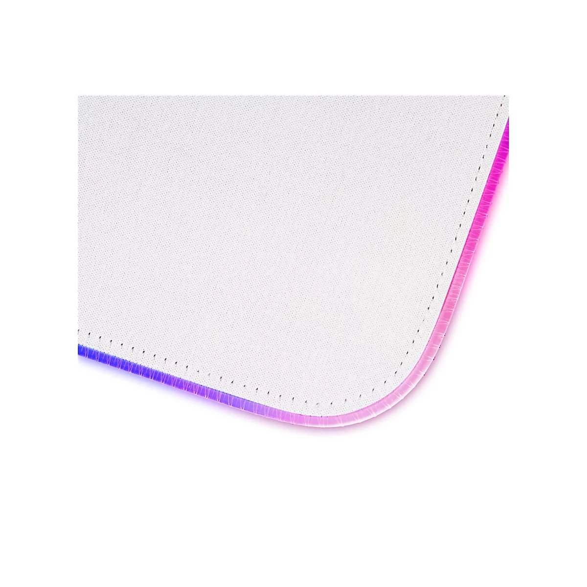 Nahaufnahme einer Ecke eines weißen Mauspads mit leuchtend pinker LED-Beleuchtung am Rand.
