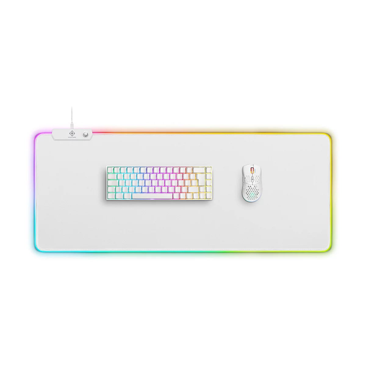 Weißes Mauspad mit RGB-Beleuchtung, darauf eine weiße mechanische Tastatur und eine weiße Gaming-Maus.