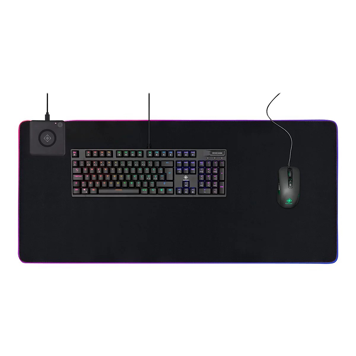 Großes schwarzes Gaming-Mauspad mit RGB-Rand, Tastatur und Maus. Links befindet sich eine integrierte Ladestation.