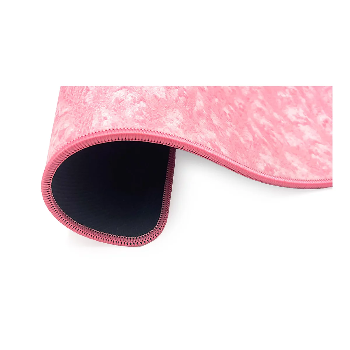 Nahaufnahme einer aufgerollten, rosa gemusterten Mausmatte mit schwarzer Unterseite und vernähtem Rand.
