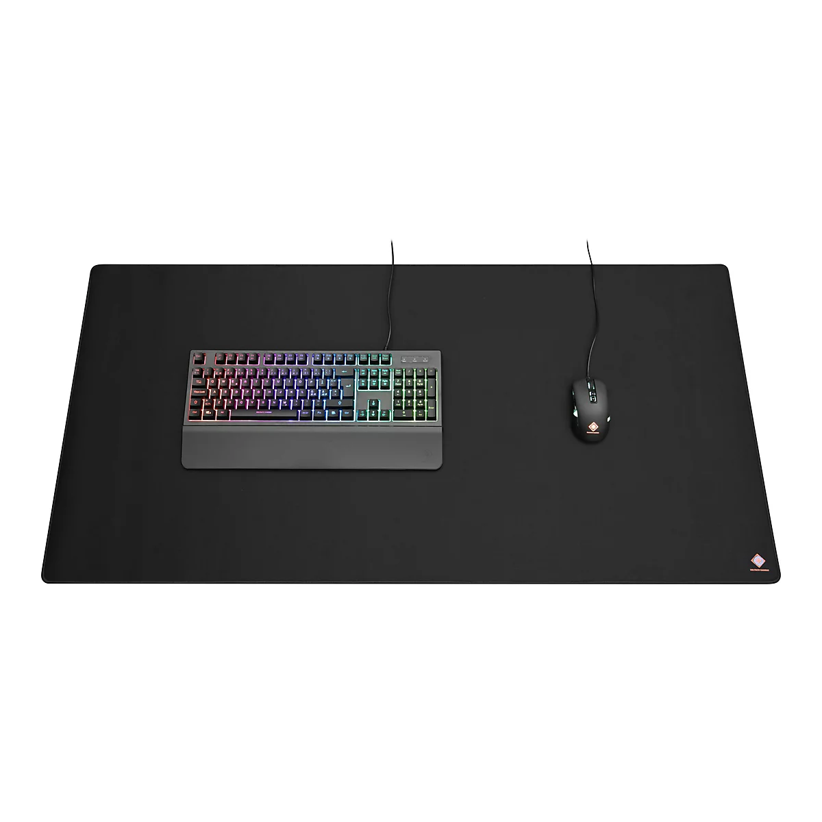 Großes schwarzes Gaming-Mauspad mit Tastatur und Maus auf weißem Hintergrund.