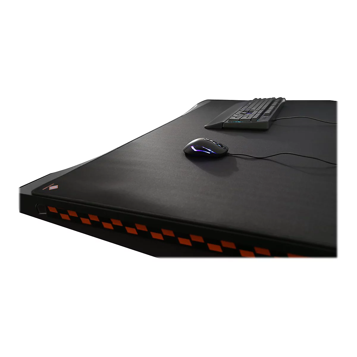 Schwarzes Gaming-Mauspad auf einem Schreibtisch mit orangefarbenem Karomuster an der Kante, dazu Maus und Tastatur.