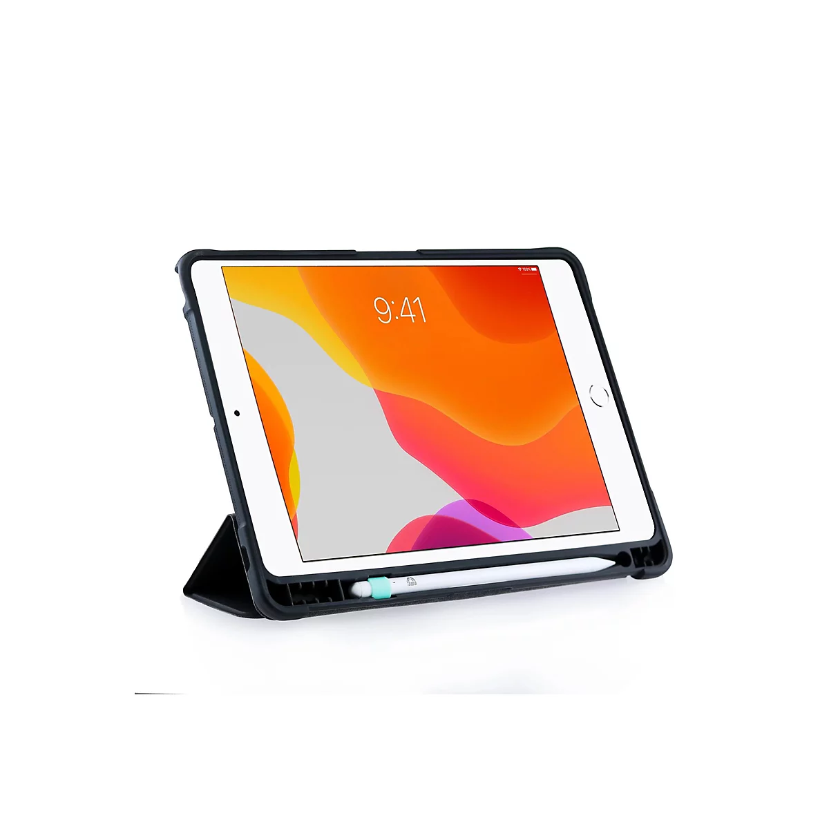 Ein iPad in einer schwarzen Schutzhülle mit Uhrzeit-Anzeige 9:41, vor weißem Hintergrund. Der Stift ist in die Halterung gesteckt.