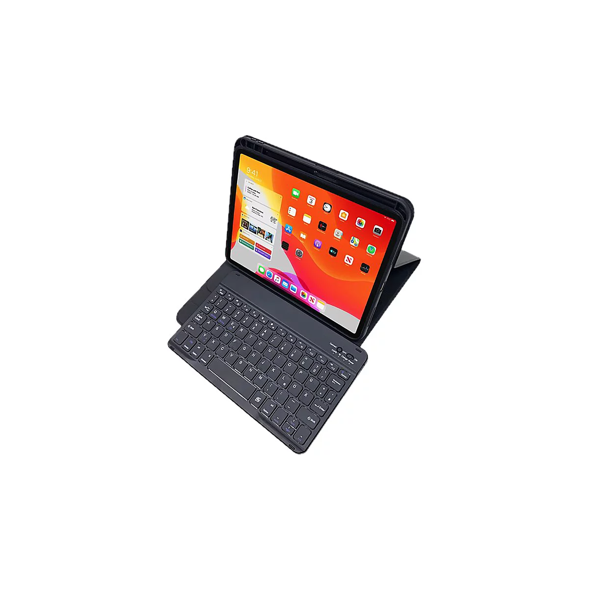 Tablet in schwarzer Schutzhülle mit integrierter Tastatur vor weißem Hintergrund.