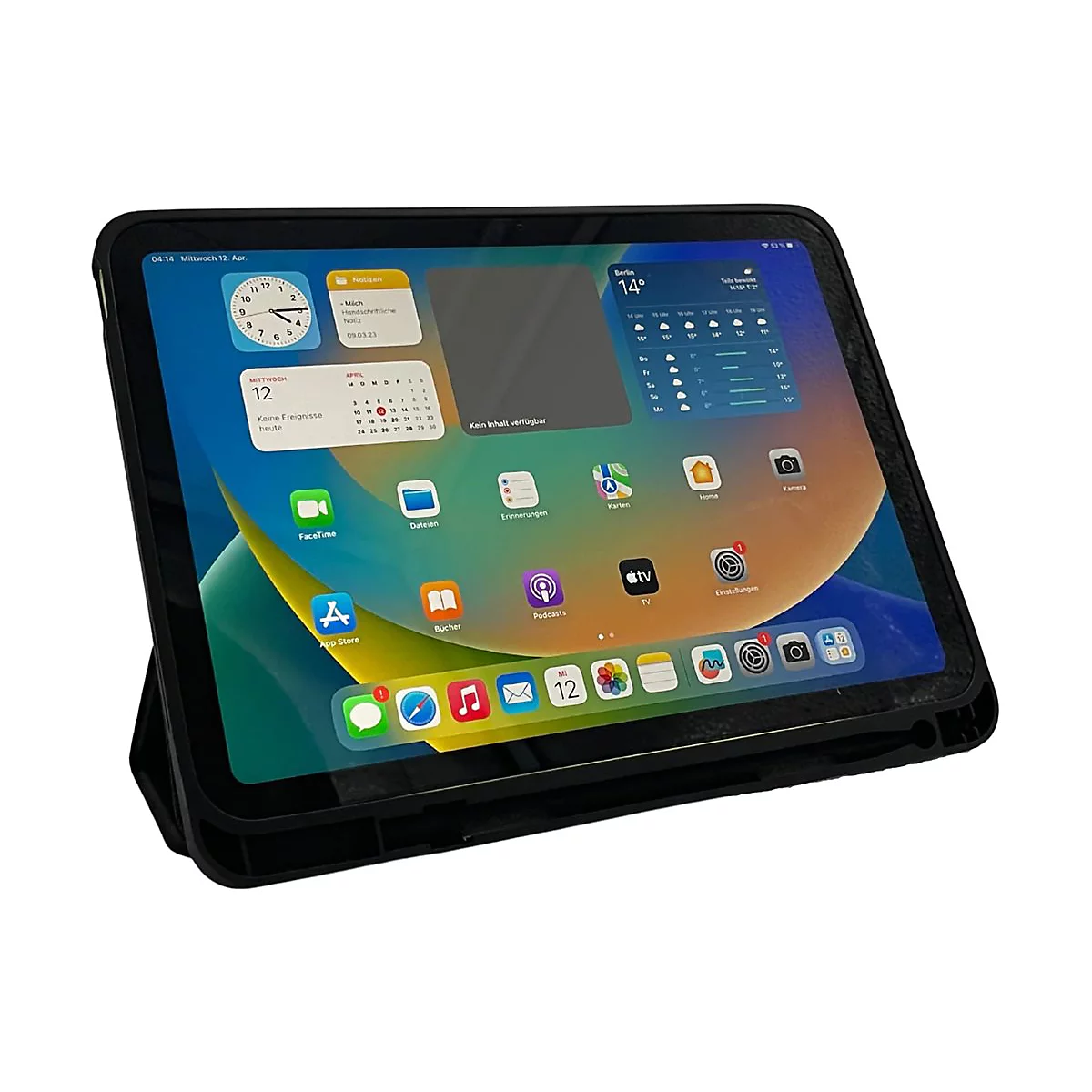 Ein schwarzes Tablet in einer schwarzen Schutzhülle steht leicht schräg auf einer weißen Oberfläche.