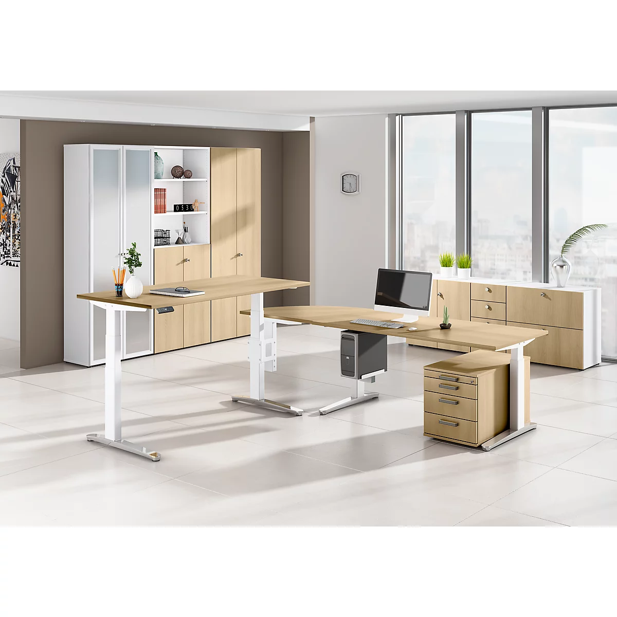 Office with desk, shelves and sideboard. The height-adjustable desk is in focus. Wood colors and white elements dominate.