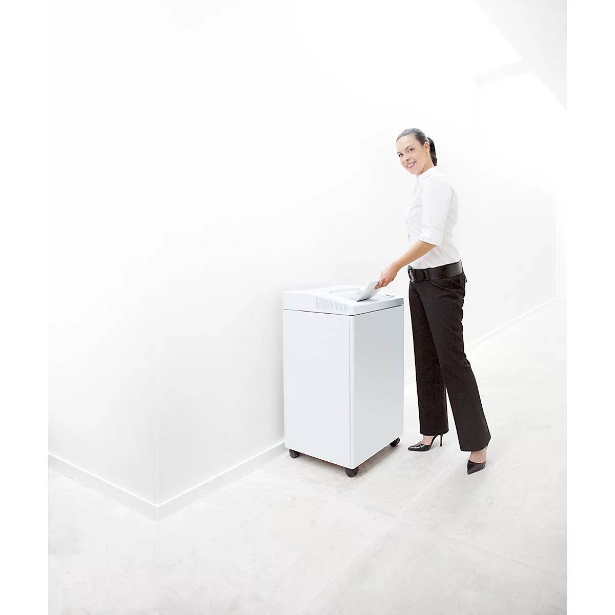 Destructeur de documents 2604 CC Ideal, découpe de morceaux 2 x 15 mm, P-5, 100 L, capacité de découpe de 13-17 feuilles, avec injection d'huile