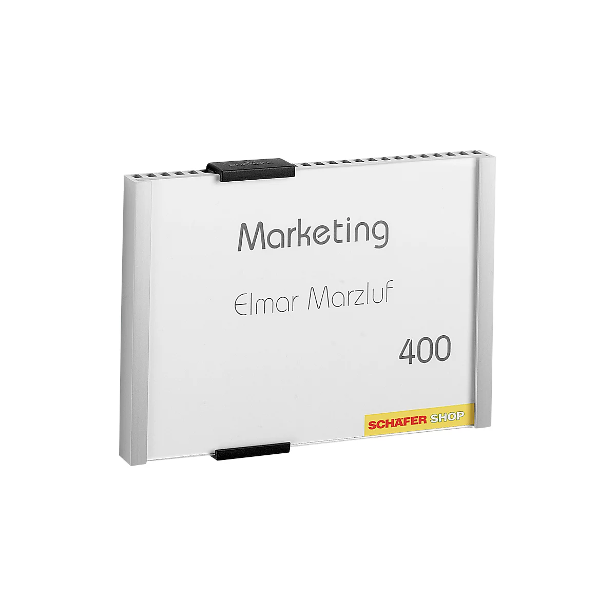 Wit bord met 'Marketing', naam, nummer 400 en Schafer Shop-logo. Zwarte houders bevestigen het bord.