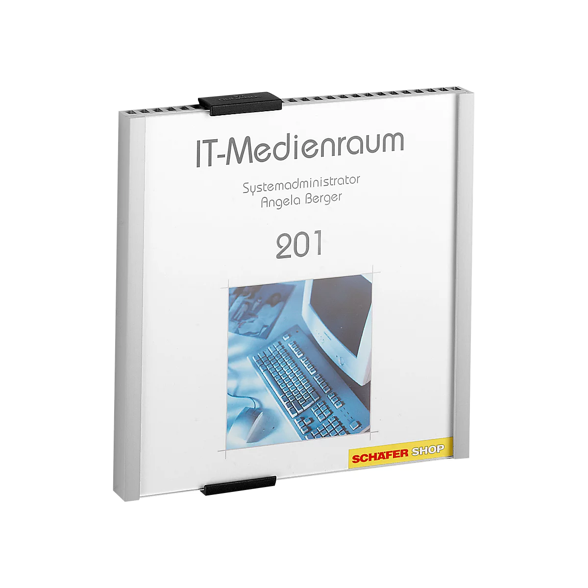 Wit bord met zwarte beugel, "IT-Mediaruimte" en info. Logo onderaan, afbeelding van toetsenbord en scherm.