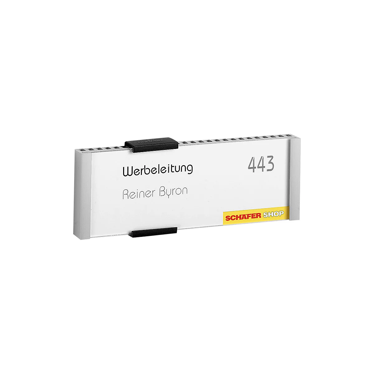 Bord met reclamebeheer, Reiner Byron en 443. Zwarte beugel, geel-rood logo van Schäfer Shop.