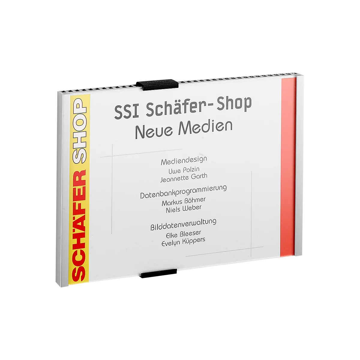 Wit bord met zwarte klem en rode accenten. Tekst: SSI Schäfer-Shop, Neue Medien, namen.