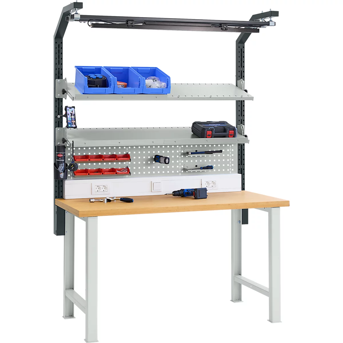 Werkbank met gereedschap en accessoires. Houten blad, grijze planken, blauwe bakken, geïntegreerde verlichting.