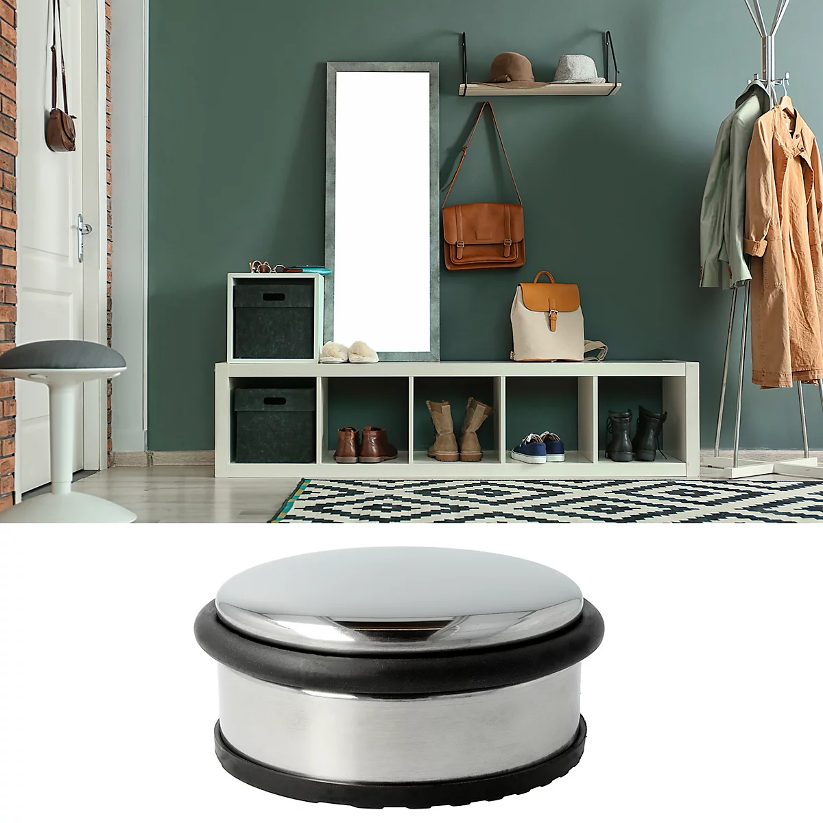 Glanzende deurstopper in een hal scenario. De stopper is rond, met zwart rubber en roestvrij staal. Op de achtergrond een hal met een garderobe.