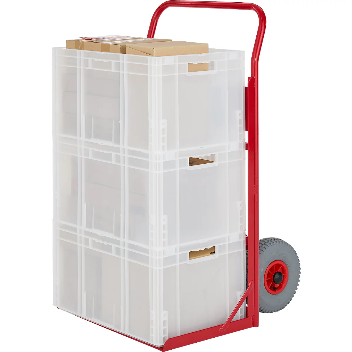 Un chariot de transport rouge avec des boîtes pliantes transparentes et des boîtes en carton.