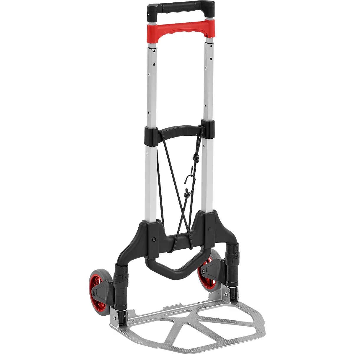 Un chariot pliable argenté avec une poignée rouge, une section centrale noire et des roues rouges. Il est debout.