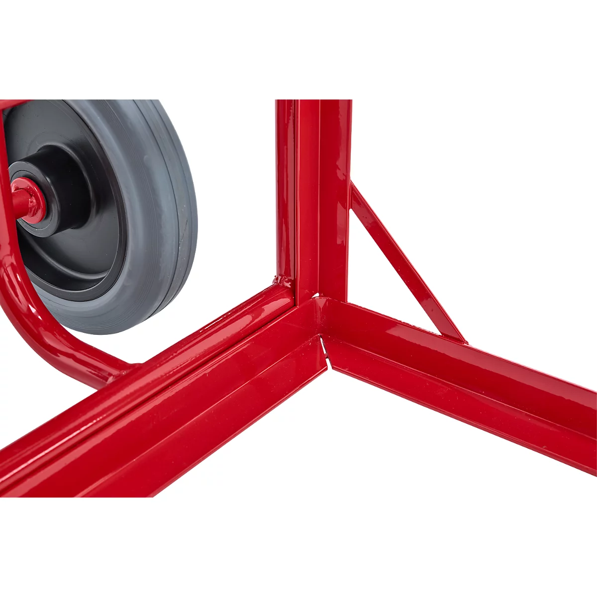 Gros plan sur la construction métallique rouge d'un transporteur avec une roue grise.