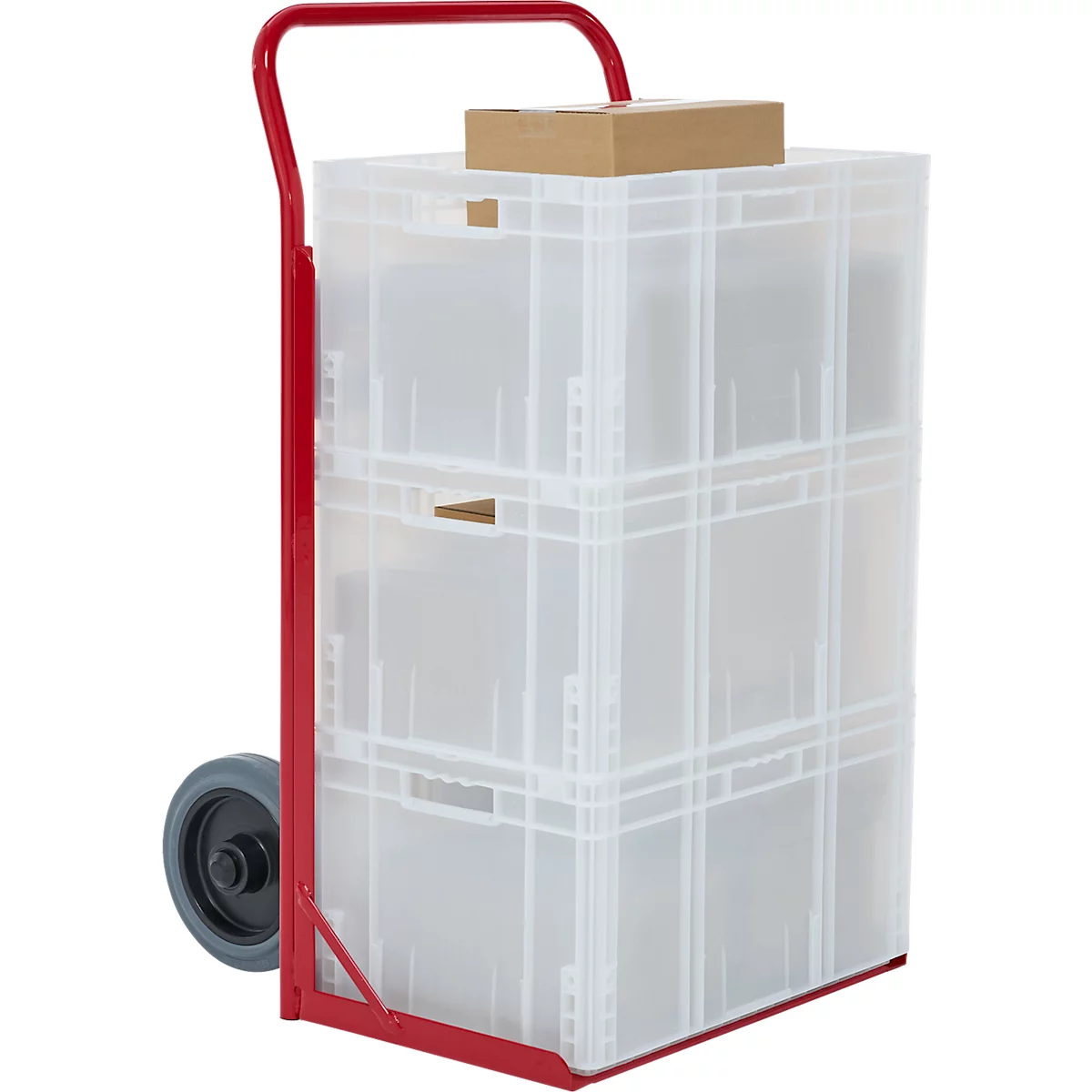 Chariot rouge avec des boîtes en plastique transparentes. Un carton brun est posé dessus.