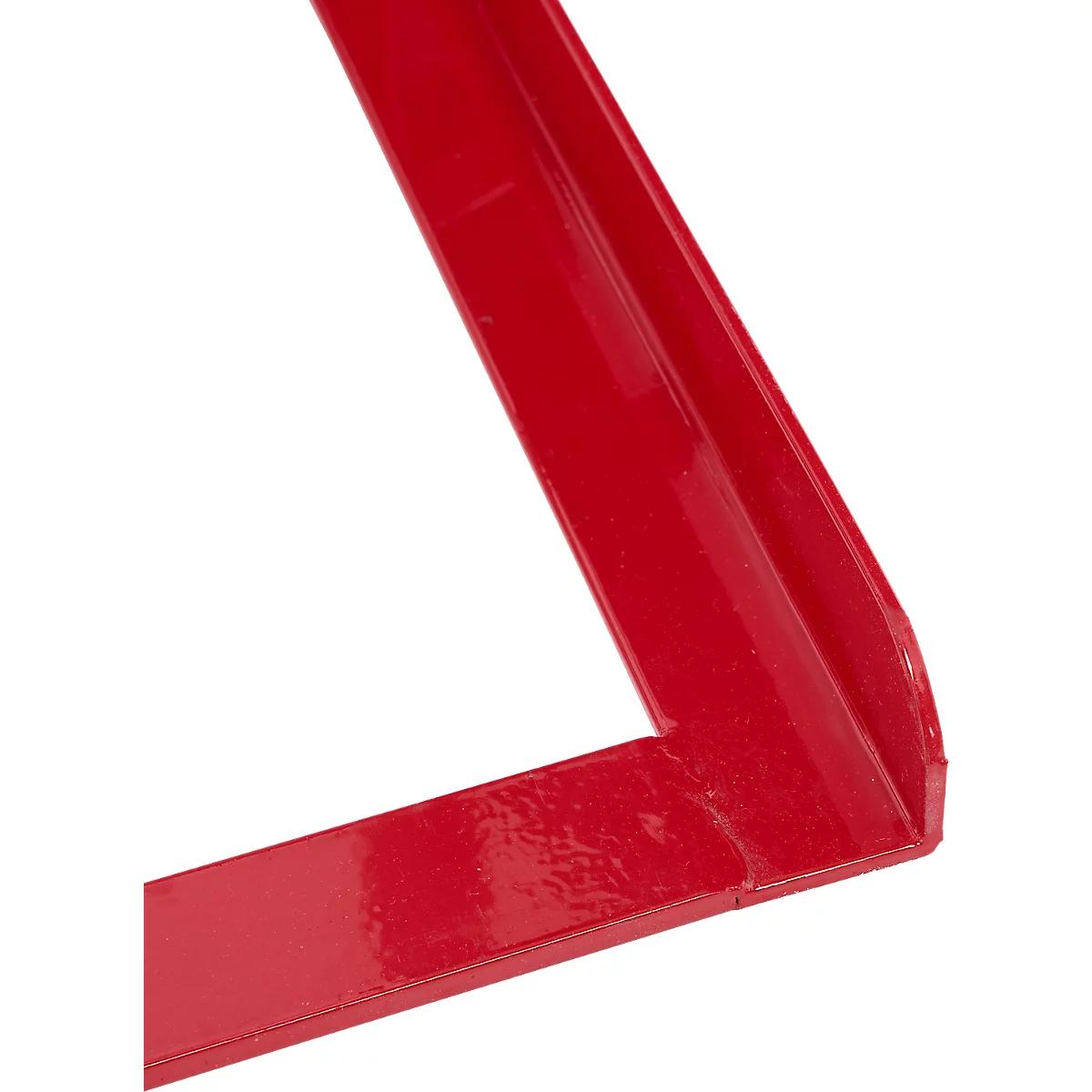 Coin de métal peint en rouge sur fond blanc. L'angle est montré en gros plan.