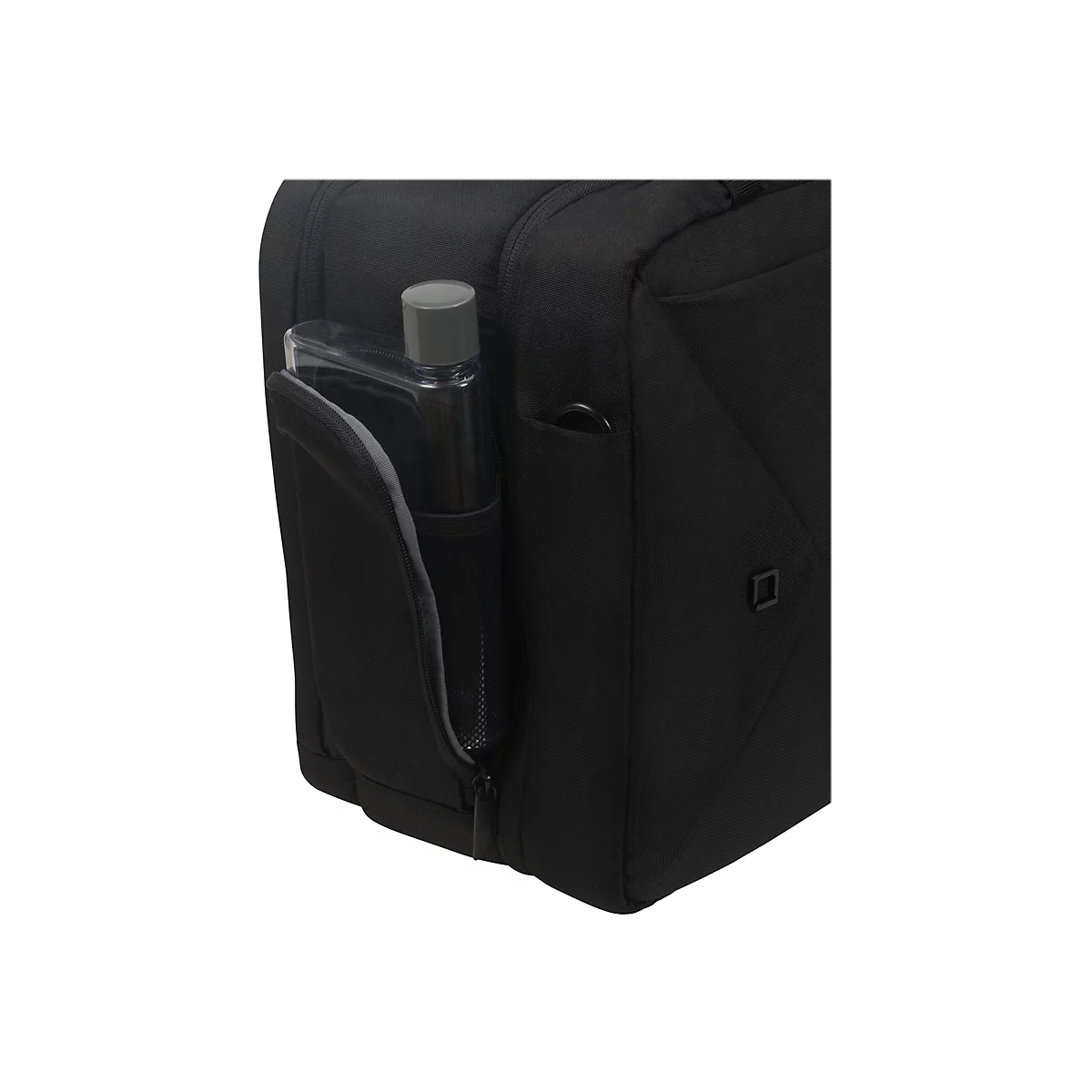 Schwarzer Rucksack mit einer Wasserflasche in der Seitentasche. Die Flasche ist durchsichtig mit grauem Deckel.