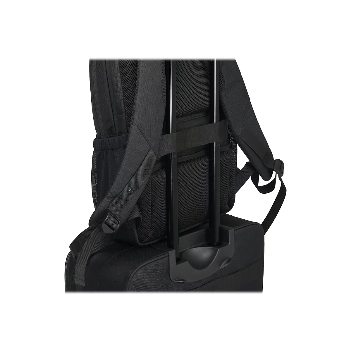 Schwarzer Rucksack auf einem Rollkoffer. Der Rucksack ist an dem Koffer befestigt.