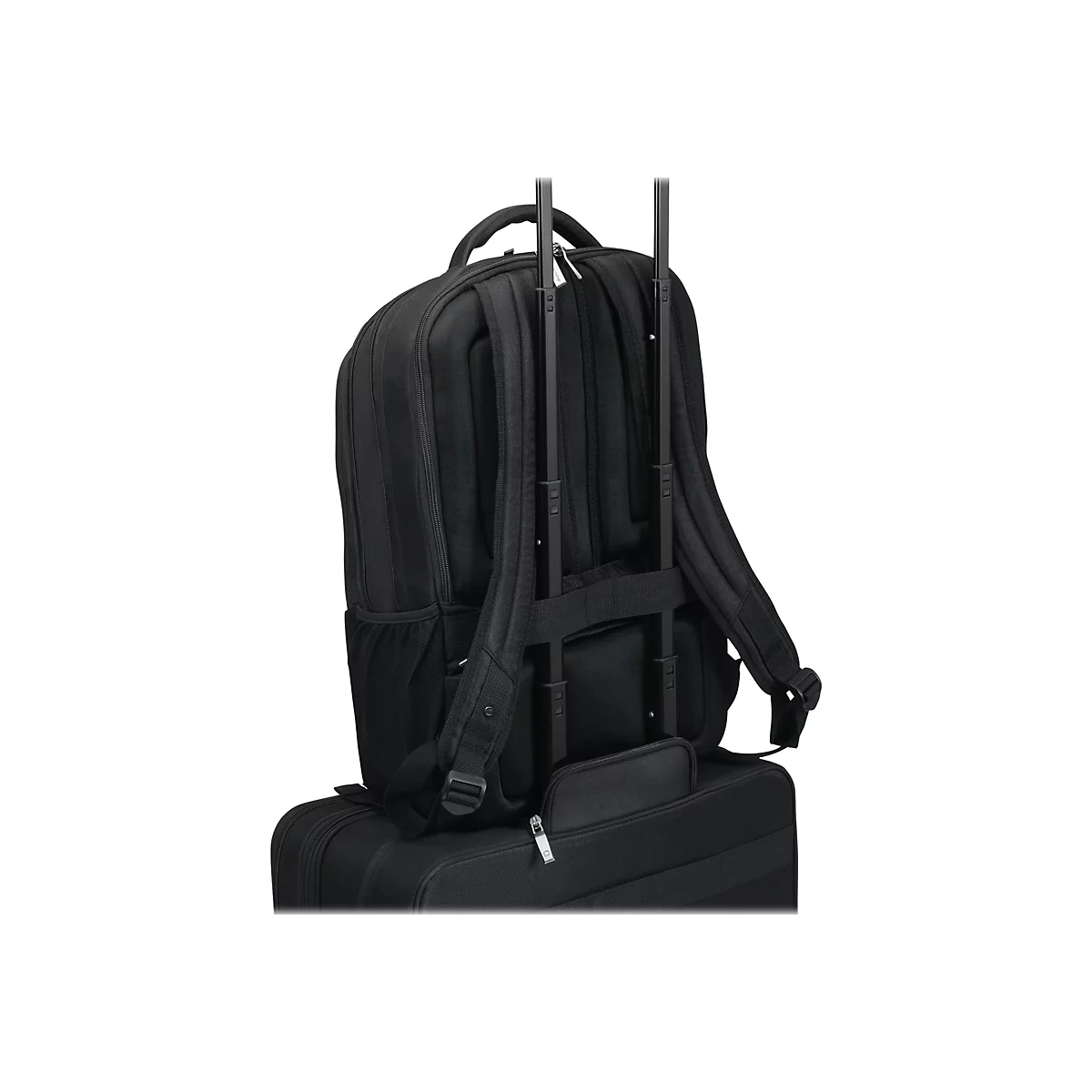 Schwarzer Rucksack auf einem Koffer mit ausziehbaren Griffen. Beide sind auf weißem Hintergrund abgebildet.