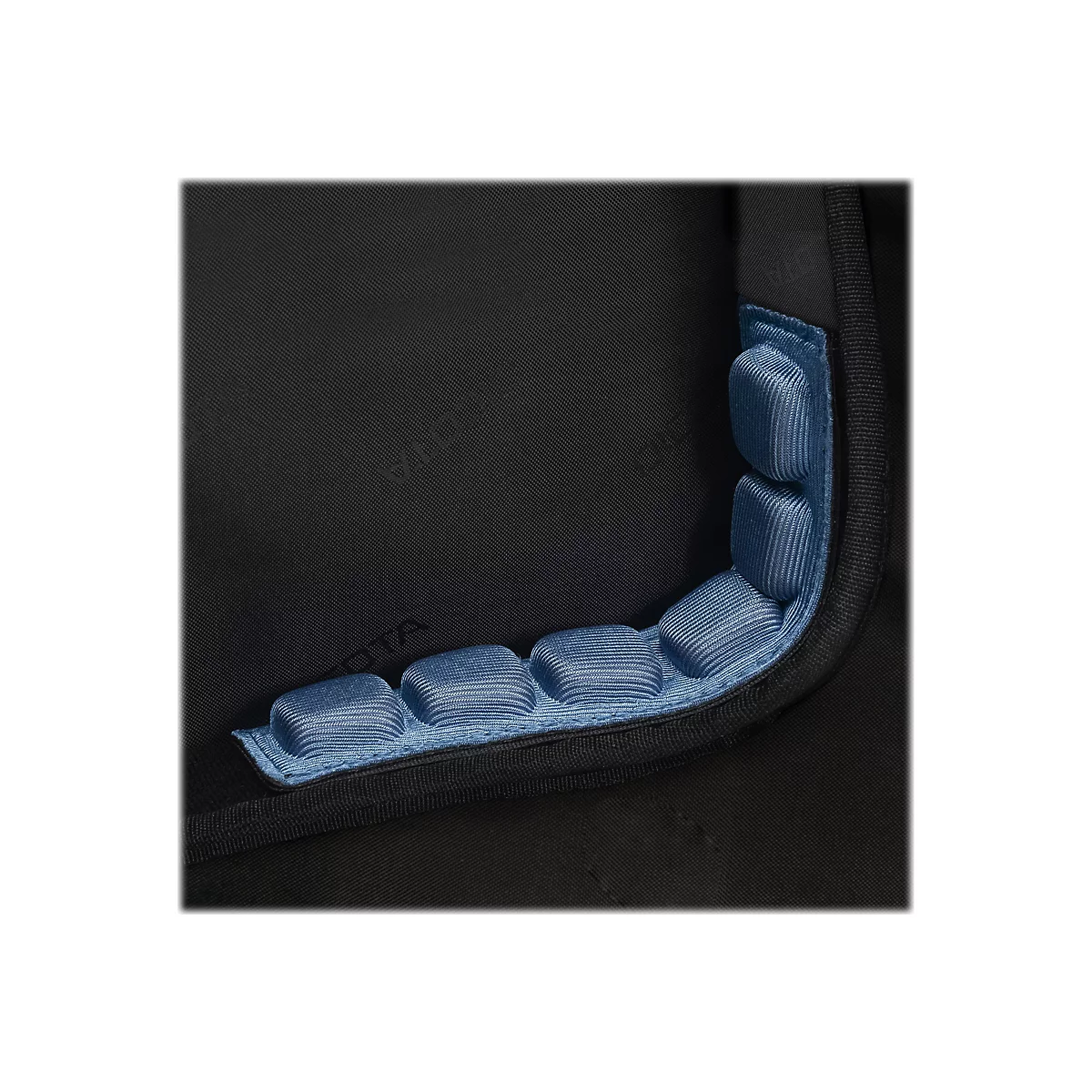 Detailaufnahme einer schwarzen Tasche mit blau gepolsterten Bereichen, die an einen Kissen erinnern.