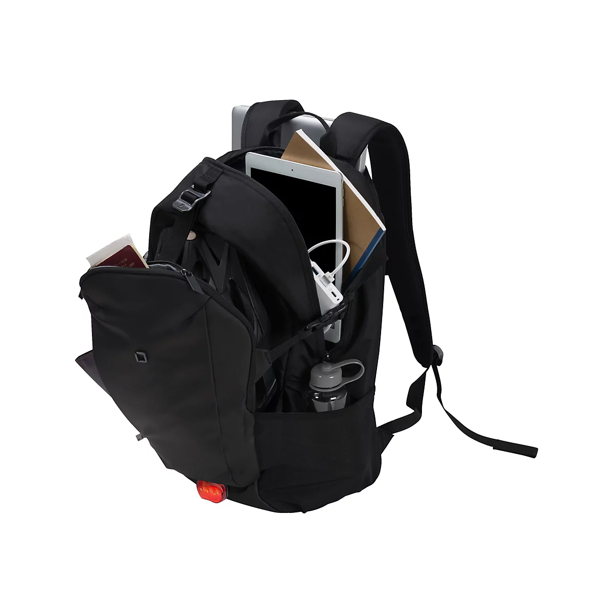Schwarzer Rucksack mit offenem Fach. Tablet, Notizbuch und Trinkflasche sind zu sehen.
