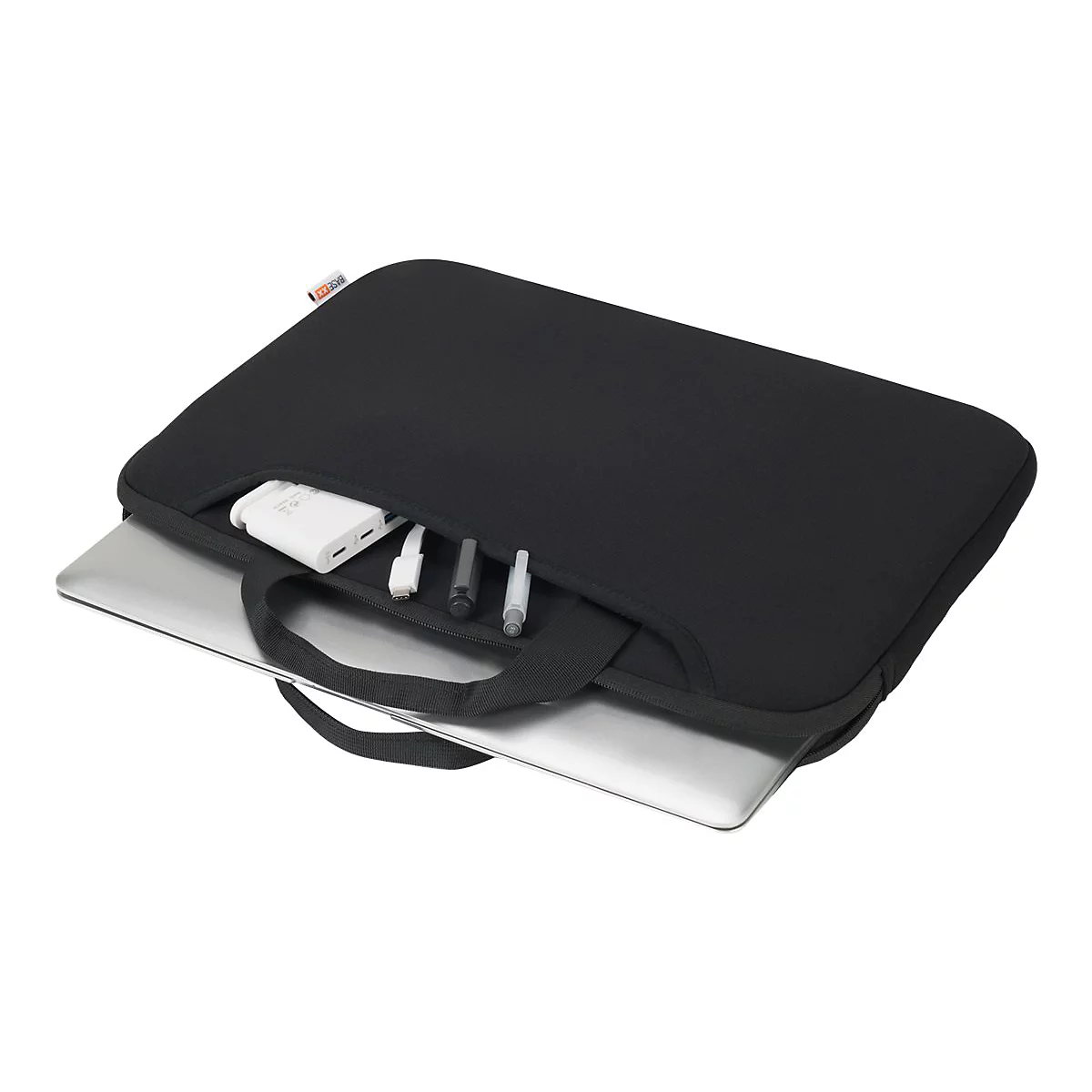Schwarze Laptoptasche mit einem silbernen Laptop und Zubehör wie Ladegerät und Stiften.