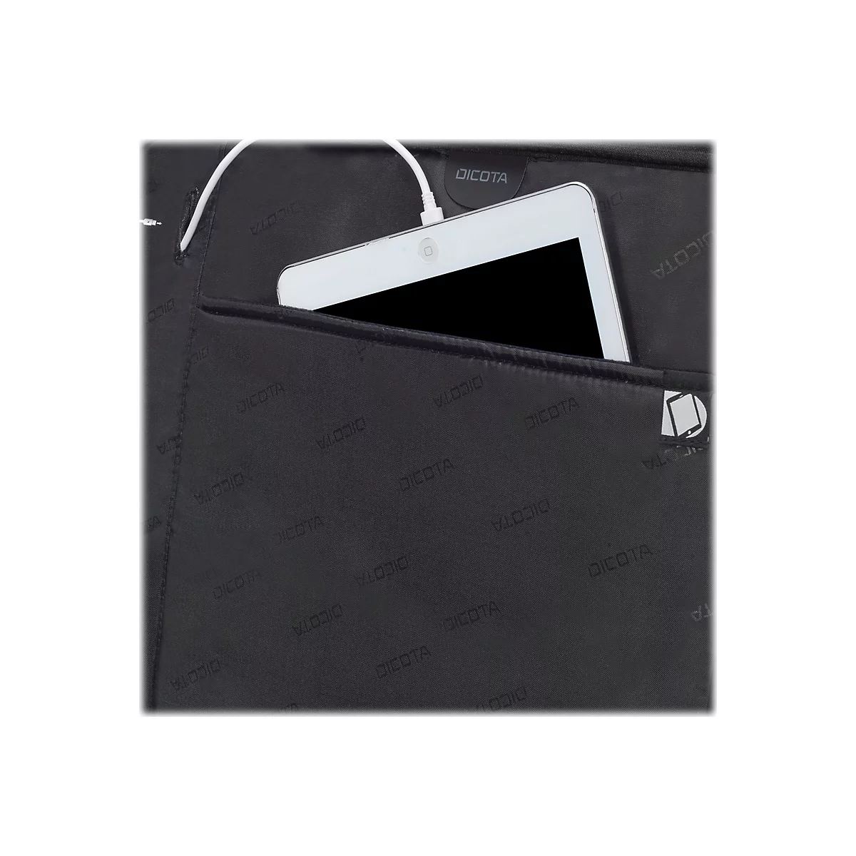 Ein weißes Tablet steckt in einer schwarzen Tasche. Ein weißes Ladekabel führt in das Tablet. Die Tasche trägt den Aufdruck „DICOTA“.