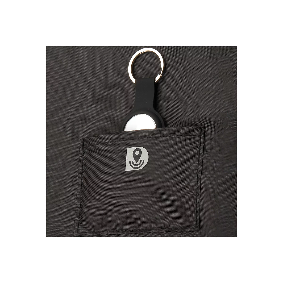 Detailaufnahme einer schwarzen Tasche mit einer kleinen Tasche mit einem Logo. Ein Schlüsselanhänger mit einem Tracker ist in die Tasche gesteckt.