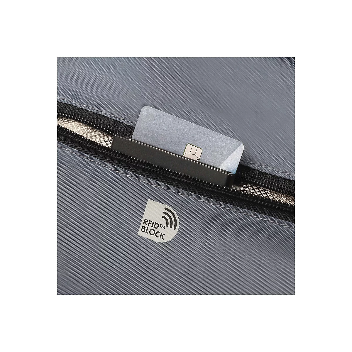 Detailaufnahme einer Tasche, in der eine Kreditkarte in einem Kartenhalter steckt. Auf der Tasche befindet sich ein RFID Block Logo.