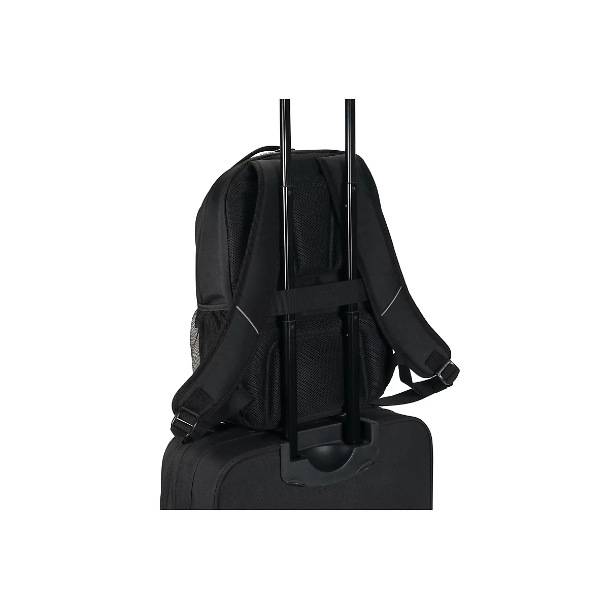 Schwarzer Rucksack auf einem schwarzen Trolley, vor weißem Hintergrund. Der Rucksack hat gepolsterte Gurte, eine Netztasche und einen Reflektorstreifen.