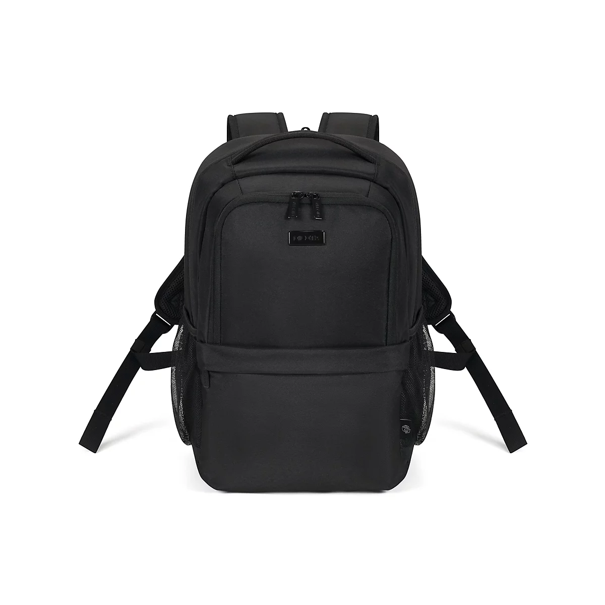 Schwarzer Rucksack vor weißem Hintergrund. Der Rucksack hat ein Hauptfach, eine Fronttasche und seitliche Netztaschen.