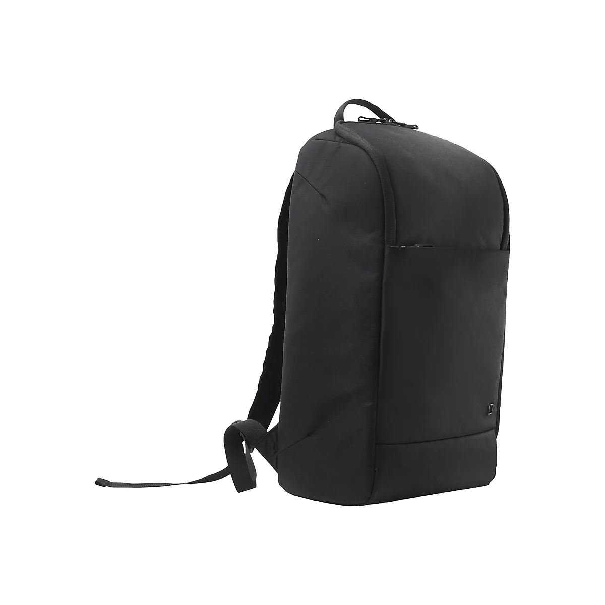 Schwarzer Rucksack vor weißem Hintergrund. Der Rucksack hat eine glatte Oberfläche, eine kleine Fronttasche und verstellbare Träger.