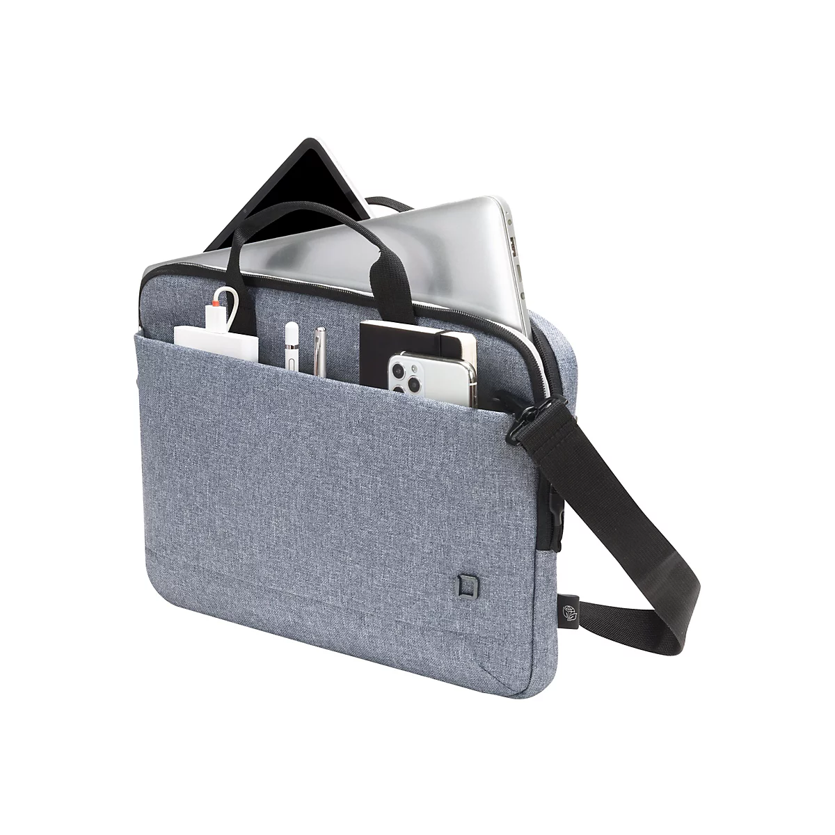 Eine graue Laptoptasche, gefüllt mit Tablet, Laptop, Zubehör und Schultergurt.