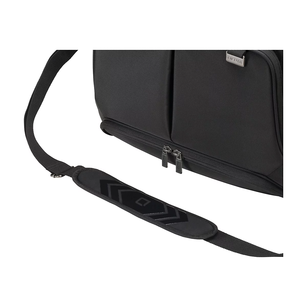 Detailaufnahme einer schwarzen Laptoptasche mit Schultergurt. Der Gurt hat eine gepolsterte Schulterauflage mit einem Pfeil-Design. Reißverschlüsse und Logo der Marke sind sichtbar.