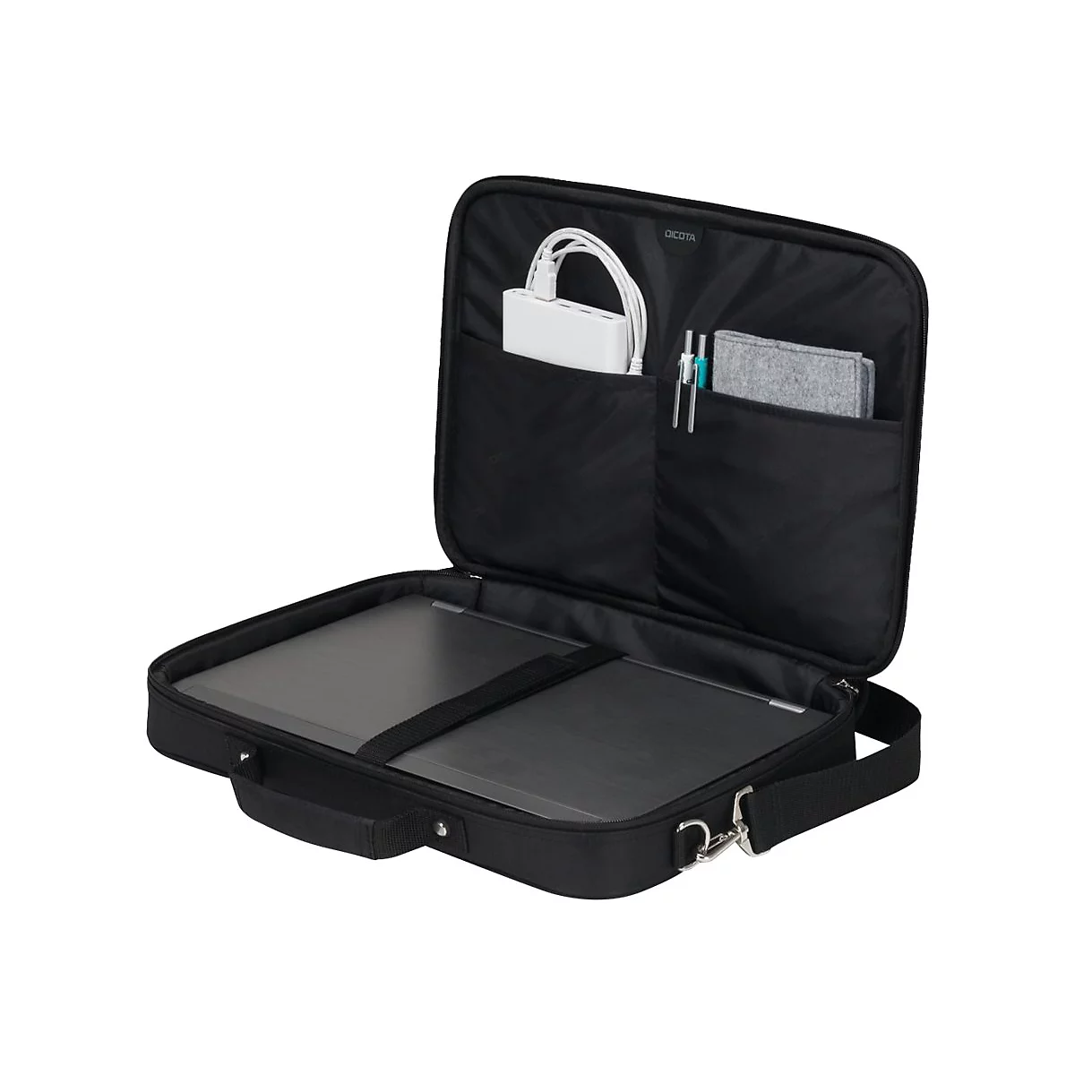 Schwarze Laptoptasche, geÃ¶ffnet. Innen Laptop, Netzteil, Stifte, Filzmappe. Griffe und Schulterriemen.