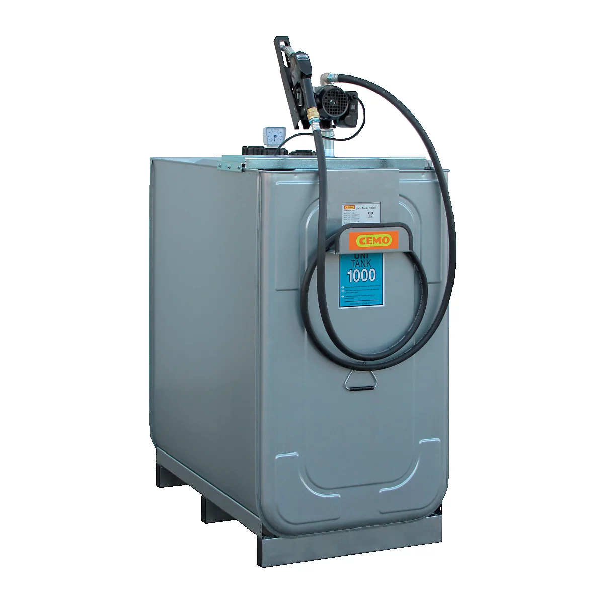 Grey diesel tank with pump. Black hose runs from the pump to the holder, which says "CEMO". On the front of the tank "1000".