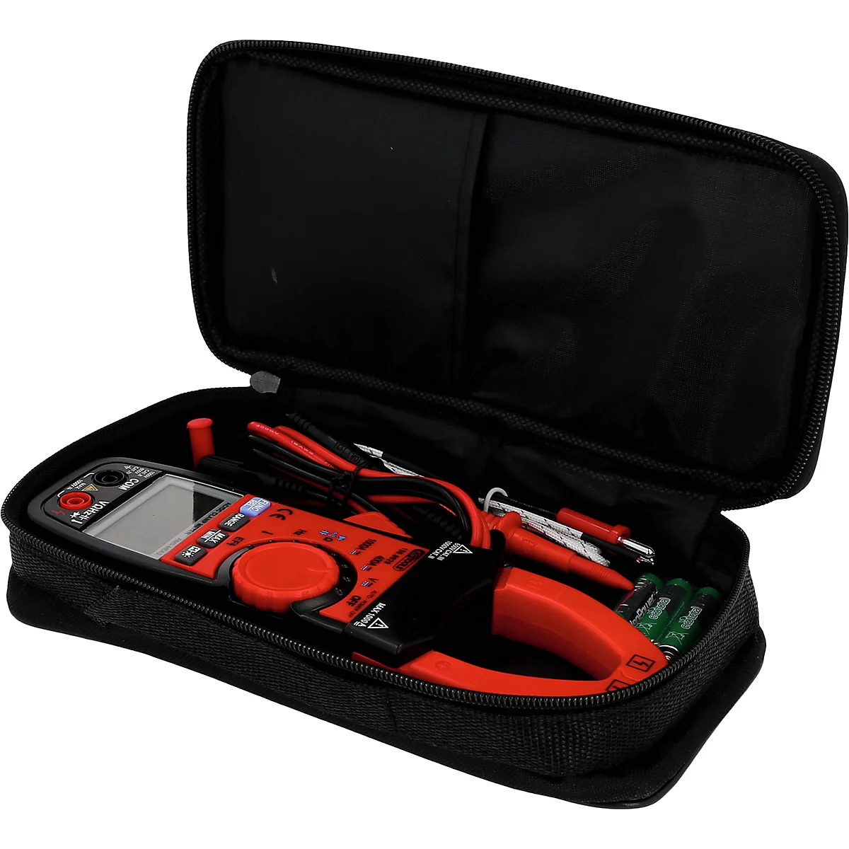 Ein rotes Multimeter mit Zubehör in einer schwarzen Tasche. Das Multimeter ist geöffnet und enthält Messleitungen und Batterien.