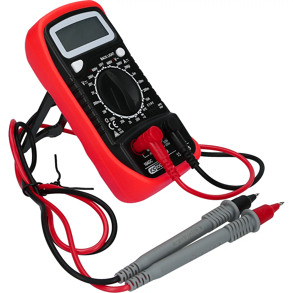 Ein rotes Multimeter, mit schwarzem Display und Messspitzen. Das Gerät ist auf einem Ständer aufgestellt.