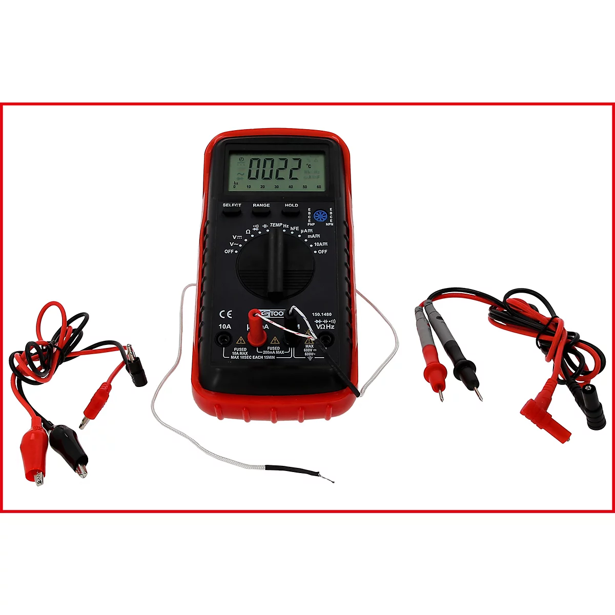 Digitalmultimeter mit rotem Gehäuse, schwarzen Knöpfen und Display. Messleitungen und Krokodilklemmen sind ebenfalls zu sehen.
