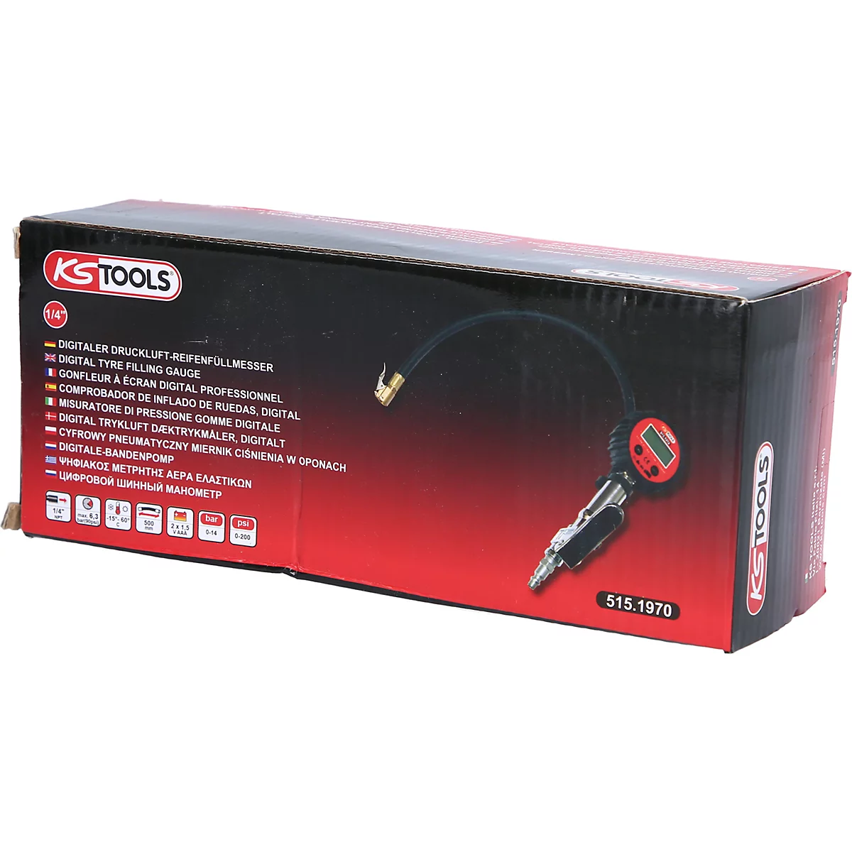 Schwarzer Karton mit roter Fläche. Ein digitales Reifenfüllgerät mit rotem Display und Metallanschluss wird in der Verpackung gezeigt. Mehrsprachiger Text.