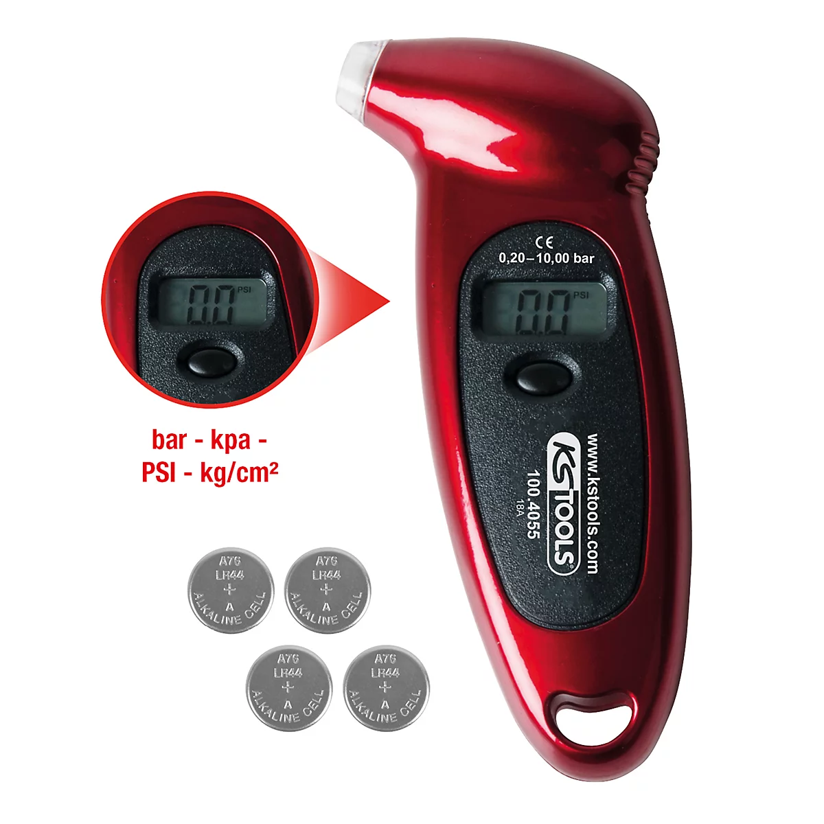 Ein rotes Reifendruckmessgerät mit Digitalanzeige, daneben Batterien. Auf der Anzeige steht 0,0.