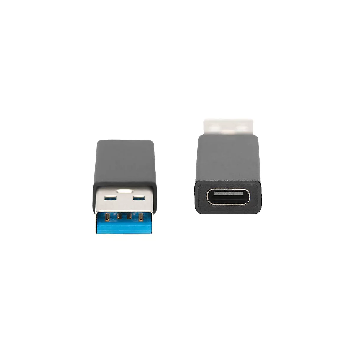 Deux adaptateurs USB : USB-A mâle et USB-C femelle, tous deux gris foncé avec des accents bleus et argentés.