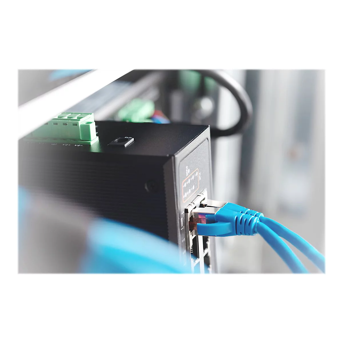 Nahaufnahme eines schwarzen Routers mit blauen Ethernet-Kabeln. Das GerÃ¤t ist in einem Serverschrank eingebaut.
