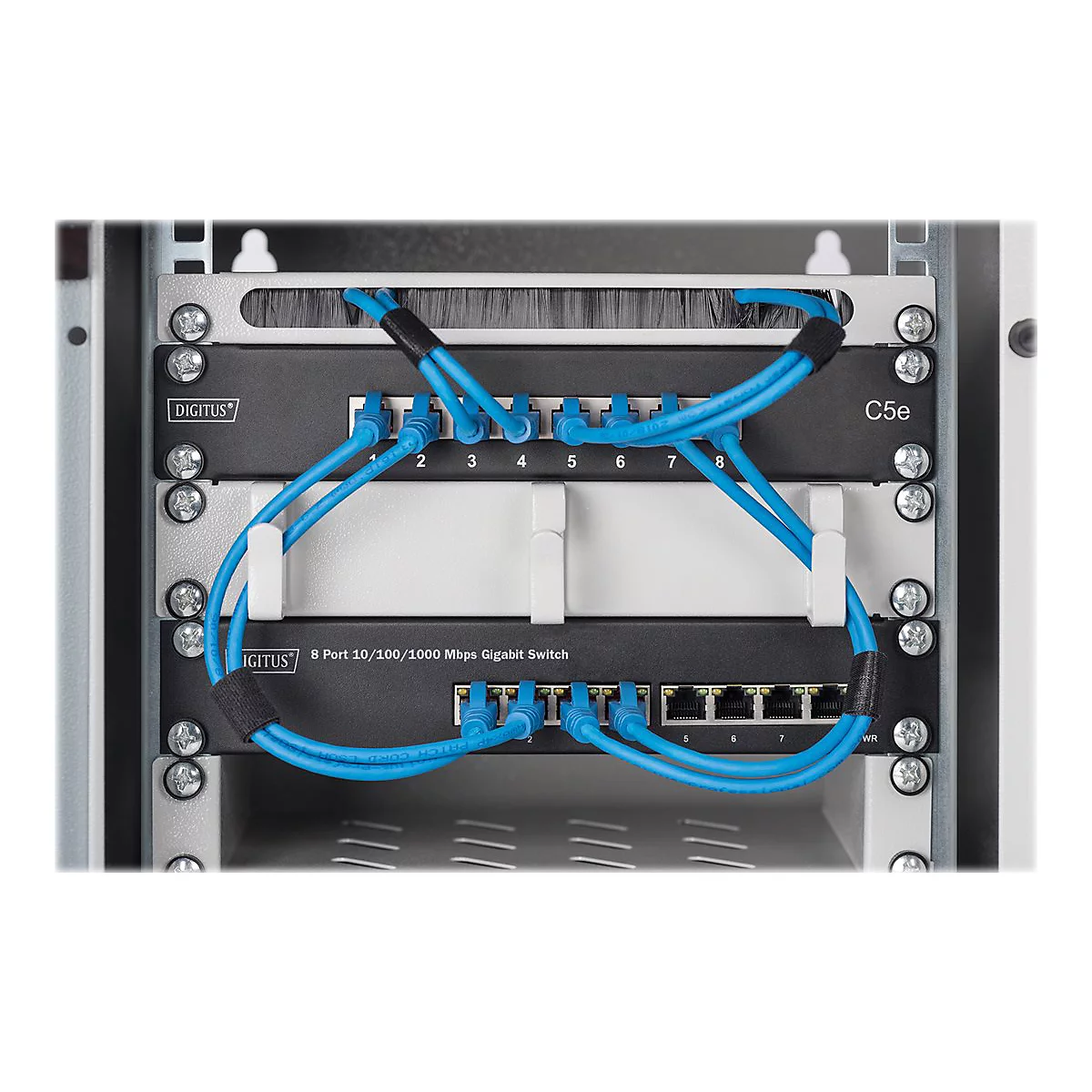 Zwei schwarze Netzwerk-Switches mit blauen Kabeln in einem Metallrahmen. Beschriftung: 8-Port 10/100/1000 Mbps Gigabit Switch, C5e.
