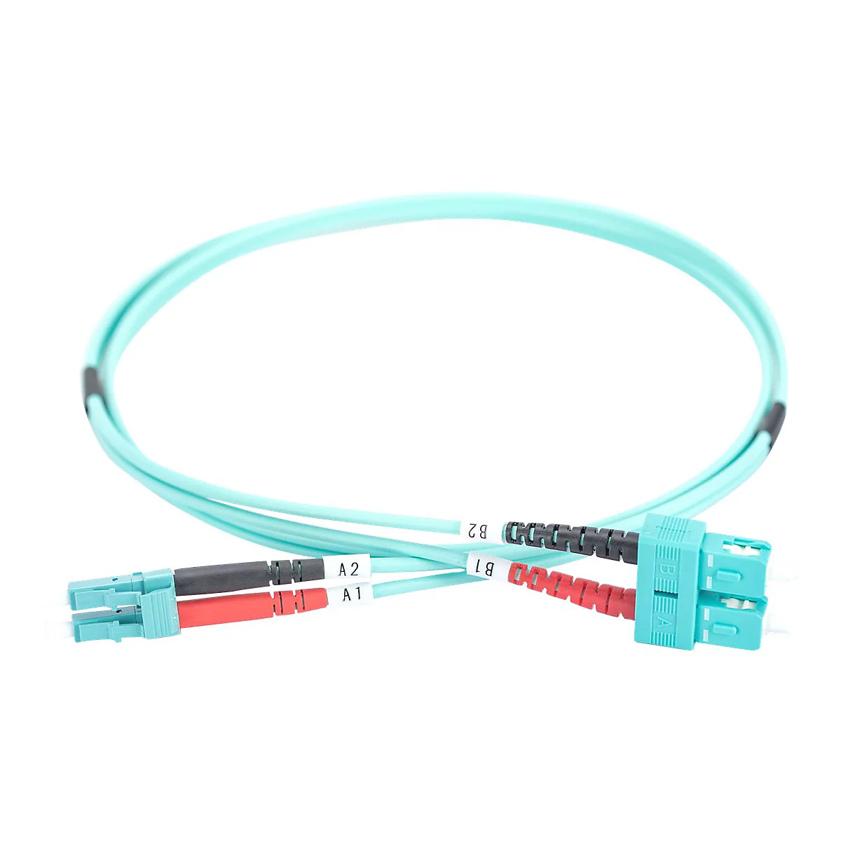 Hellblaues Glasfaserkabel mit Steckern, Beschriftungen A1, A2, B1, B2. Weißer Hintergrund.